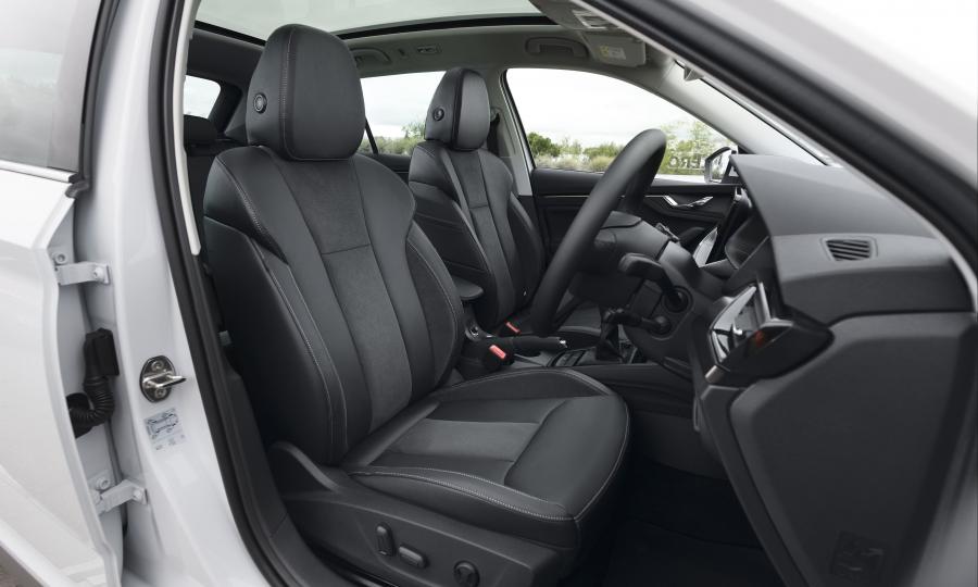Интерьер Skoda Kamiq 2019 года  (UK) (фото 2 из 40)